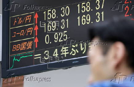 Yen falls to 158 range against the US dollar