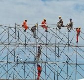 Montagem do palco para as festas de rveillon, nas areias da praia de Copacabana