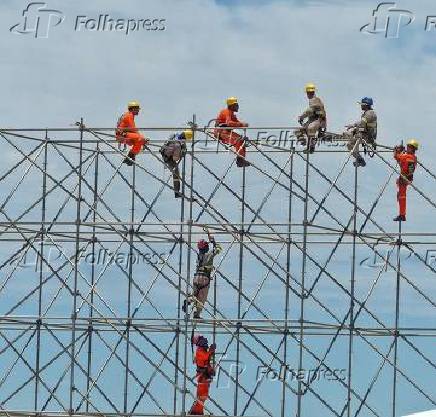 Montagem do palco para as festas de rveillon, nas areias da praia de Copacabana