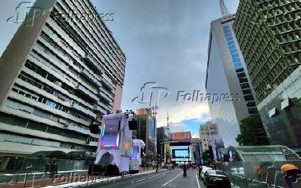 Montagem e passagem de som do palco rveillon da paulista em so paulo