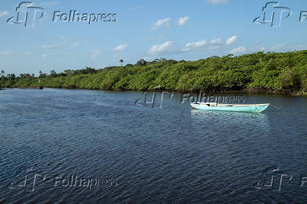  Canoa no rio Jaguaripe no distrito de Maragogipinho, em Aratupe