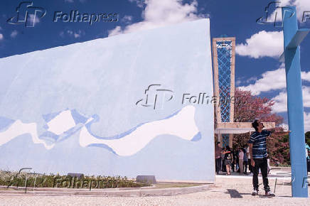 Turistas visitam a Igreja de So Francisco de Assis, na Pampulha, na capital mineira, que foi reformada