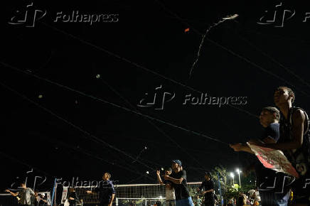 Festival de pipas noturnas na praia do Recreio dos Bandeirantes, na zona oeste Rio