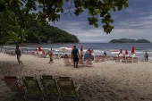 Turistas aproveitam o dia na praia da Barra do Sahy