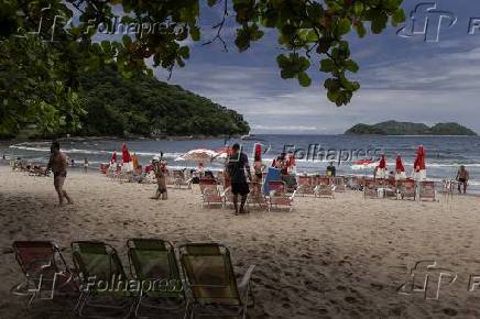 Turistas aproveitam o dia na praia da Barra do Sahy