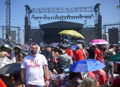 Fs se aglomeram na areia de Copacabana, para show de Madonna