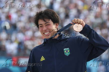 Augusto Akio (Japinha) sobe ao pdio para receber a medalha de bronze      