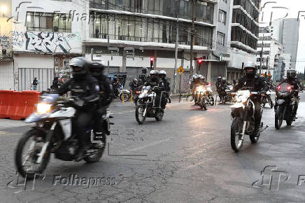 Unos 2.000 policas frenan y dispersan manifestacin en Ecuador contra Gobierno de Noboa