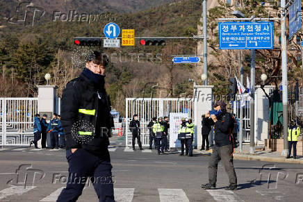 Police officers gather near the Government Complex Gwacheon while awaiting the arrival of impeached South Korean President Yoon Suk Yeol in Gwacheon