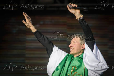 Missa celebrada pelo padre Marcelo Rossi durante o XXX Hallel