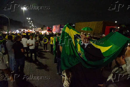 Apoiadores de Jair Bolsonaro fecham parte da pista expressa da marginal Tiet