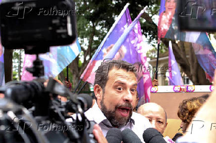 Guilherme Boulos concedeu entrevista no largo treze , bairro de santo amaro.