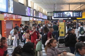 Movimentao intensa de passageiros  no saguo do Aeroporto de Congonhas