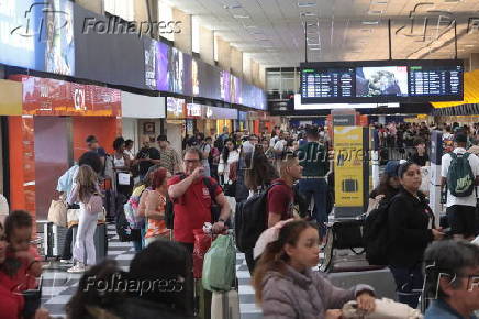 Movimentao intensa de passageiros  no saguo do Aeroporto de Congonhas