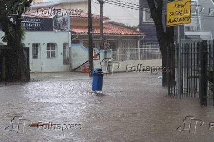 Chuva forte alaga rua em Campinas (SP)