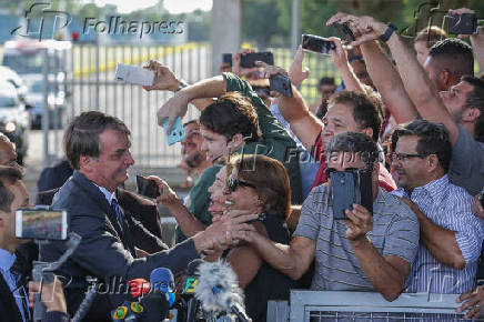 Apoiadores do presidente Bolsonaro no Palcio da Alvorada