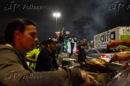 Apoiadores de Jair Bolsonaro fecham parte da pista expressa da marginal Tiet