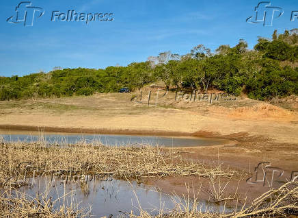 Nvel baixo da Represa de Paraibuna SP