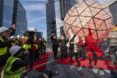 Pitbull instala ltimo cristal de la icnica bola que cada Fin de Ao cae en Times Square