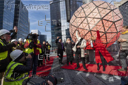 Pitbull instala ltimo cristal de la icnica bola que cada Fin de Ao cae en Times Square