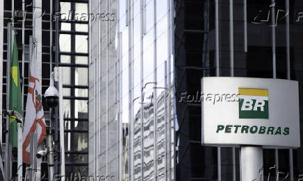 Logo da Petrobras na entrada da empresa em sua sede na avenida Paulista, em SP