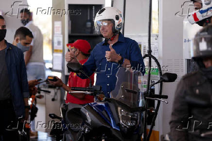 Presidente Jair Bolsonaro anda de moto aps testar negativo para COVID-19