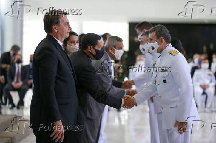 O presidente Jair Bolsonaro cumprimenta militares em cerimnia 