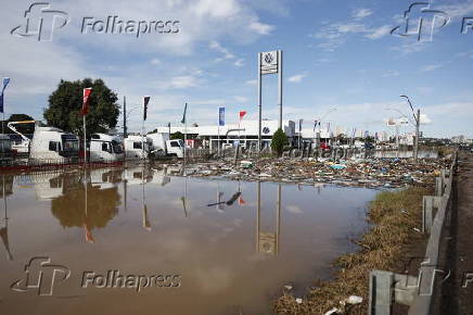 Alagamento e lixo na beira da BR-116, em em So Leopoldo