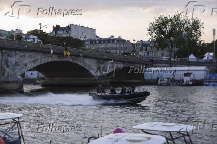 Rio Sena nos arredores da ponte Alexandre 3