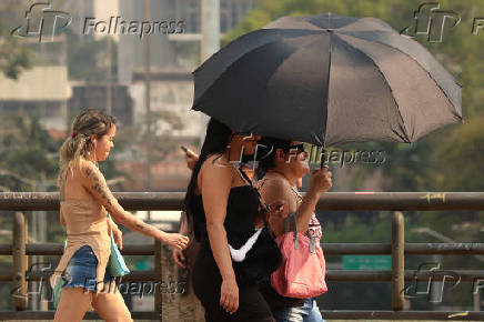 Pedestres enfrentam calor em SP