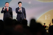 Shanghai Vice Mayor Hua Yuan and Taipei Mayor Chiang Wan-an make a toast at a dinner before the annual city forum in Taipei