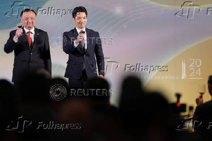 Shanghai Vice Mayor Hua Yuan and Taipei Mayor Chiang Wan-an make a toast at a dinner before the annual city forum in Taipei