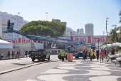 Montagem da estrutura do palco para o show de Madonna, em Copacabana (RJ), neste Domingo (1)