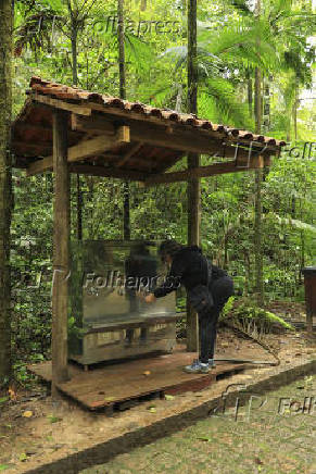 Visitante em bebedouro na entrada da Caverna do Diabo 