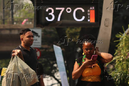 Pedestres enfrentam calor em SP