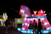 Festival de luces Luztopa celebra navidad en el norte de Mxico con ajolotes y alebrijes