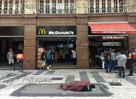 Homem dorme no calado da Baro de Itapetininga, em frente ao McDonald's