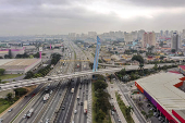 Vista de drone na beira da BR-116 Rodovia Presidente Dutra