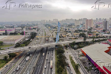 Vista de drone na beira da BR-116 Rodovia Presidente Dutra