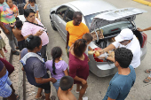 ONG llevan alimentos a caravana que avanza en condiciones precarias en sur de Mxico