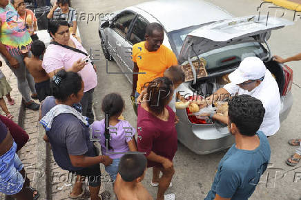 ONG llevan alimentos a caravana que avanza en condiciones precarias en sur de Mxico