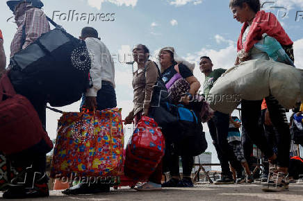 Venezuelans queue to enter a shelter after leaving Venezuela, in Pacaraima