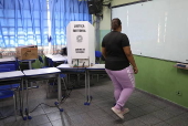 Eleitores vo s urnas pra exercer o direito ao voto