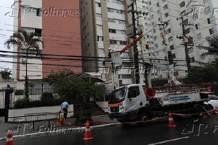 Moradores de prdios na rua Onze de Junho sem energia eltrica