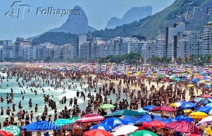 Praia de Copacabana lotada na vspera de feriado de So Sebatio