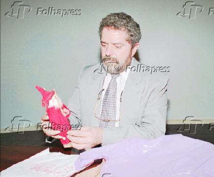 Lula com gnomo na mo, durante