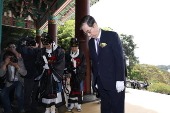South Korean Prime Minister Han Duck-soo attends ceremony for Adm. Yi Sun-shin in Asan