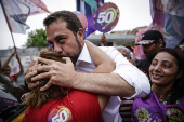 Guilherme Boulos durante campanha na zona sul de SP