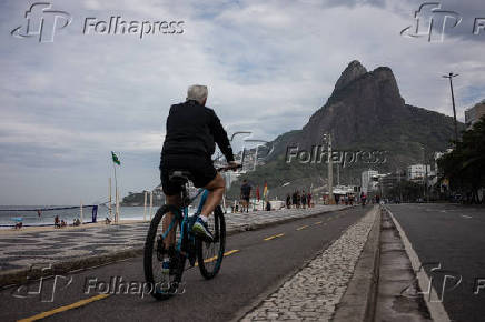 Ciclovia na orla da praia de Ipanema, na zona sul.