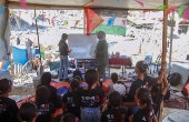 Crianas palestinas recebendo educao dentro de uma tenda escolar.